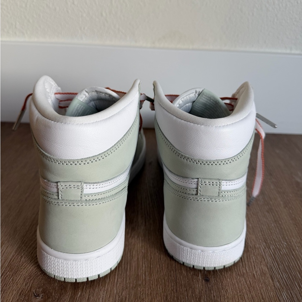 Women’s Air Jordan 1 Retro High OG in Seafoam - Picture 6 of 8